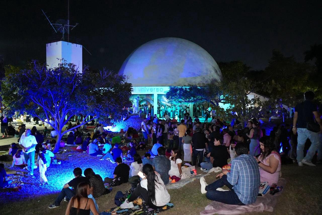 Un fenómeno sin precedentes iluminó el Planetario Tuxtla: miles de personas celebran el amor bajo las estrellas
